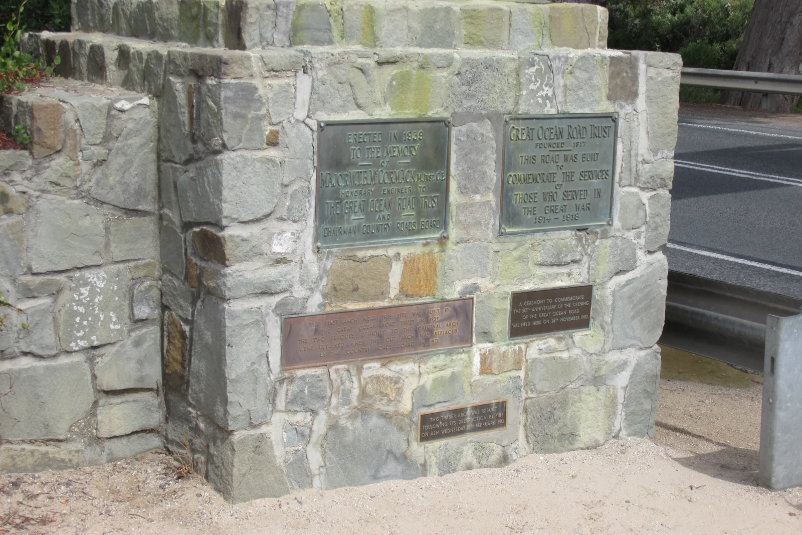 The commemorative Great Ocean Road Memorial Arch and diggers memorial sculpture at Eastern View.