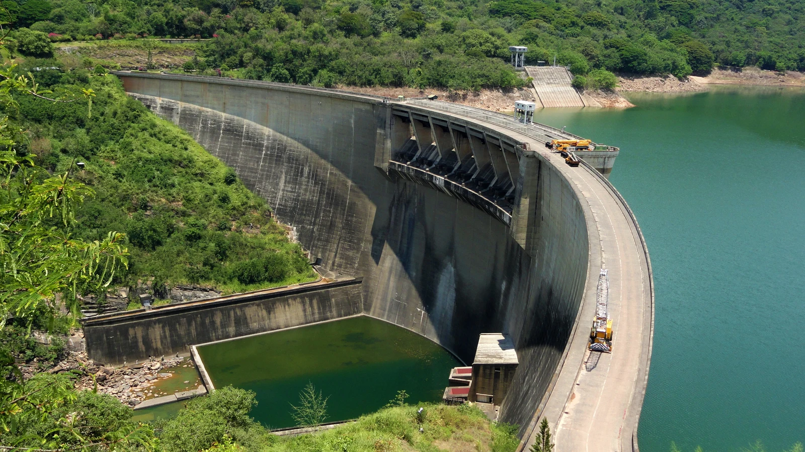 The massive concrete double-curvature arch of Victoria Dam spanning the Mahaweli gorge.