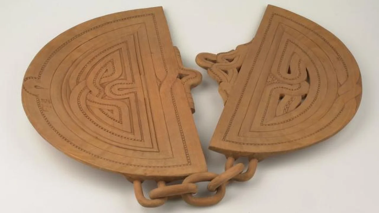 Interlocking folding woodwork panels and continuous links carved from a single piece of wood in the traditional Maroon style.